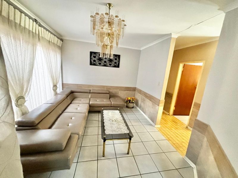 Spacious Family Haven with Modern Amenities - Photo 4