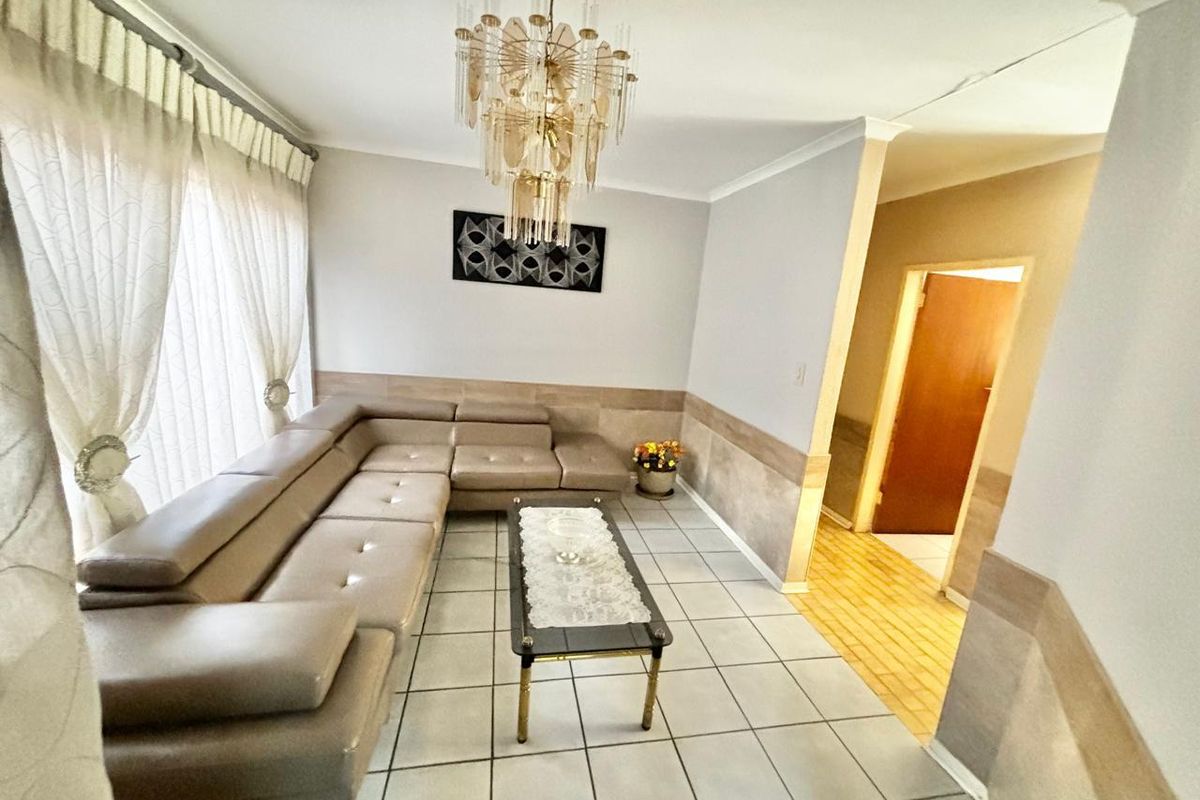 Spacious Family Haven with Modern Amenities - Photo 4