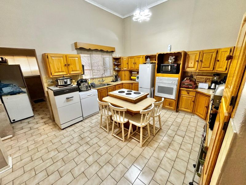 Spacious Family Haven with Modern Amenities - Photo 10