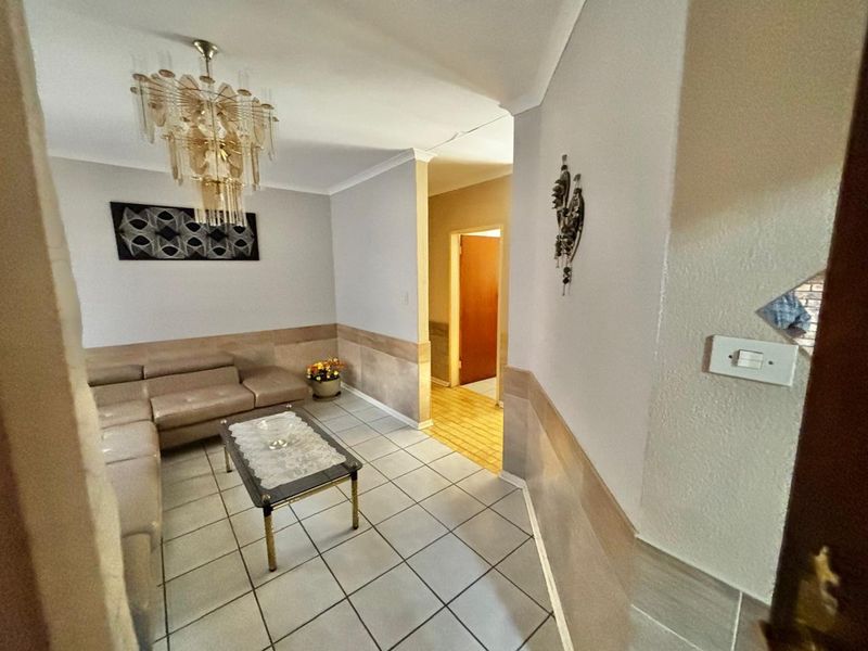 Spacious Family Haven with Modern Amenities - Photo 3