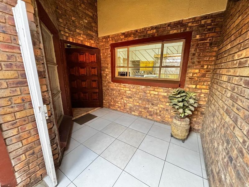 Spacious Family Haven with Modern Amenities - Photo 2