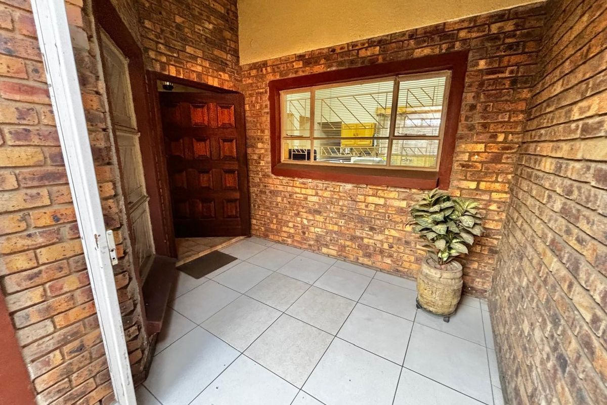 Spacious Family Haven with Modern Amenities - Photo 2