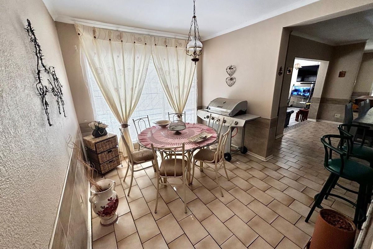 Spacious Family Haven with Modern Amenities - Photo 5