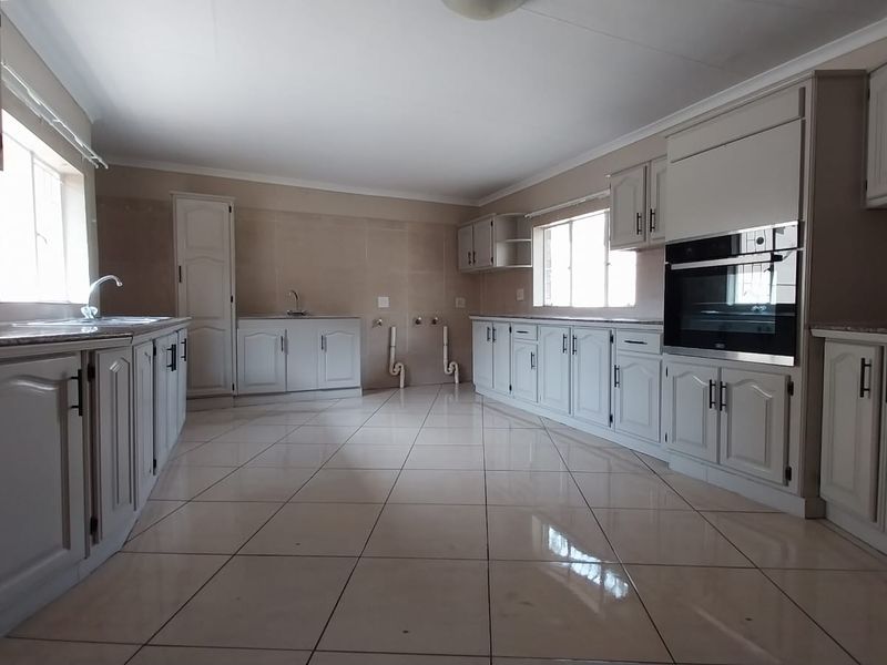 Luxurious 5-Bedroom Home in Trichardt - Photo 6