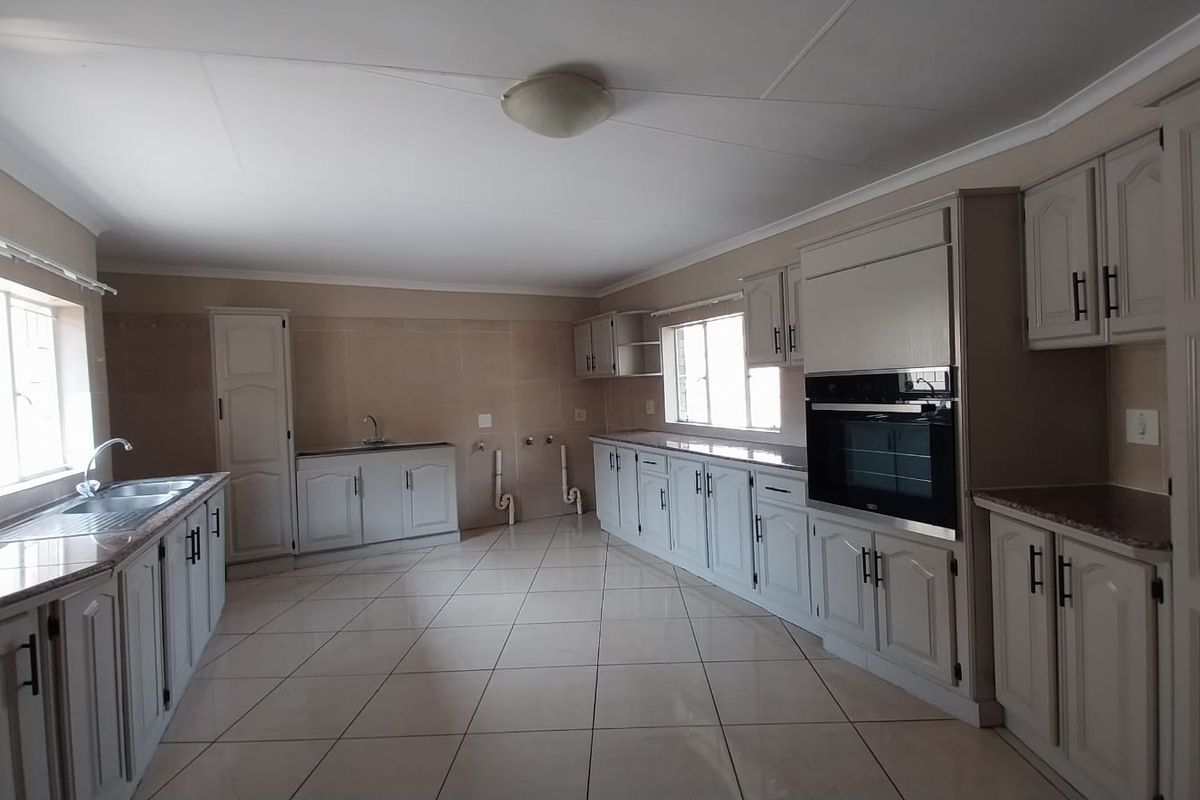 Luxurious 5-Bedroom Home in Trichardt - Photo 5