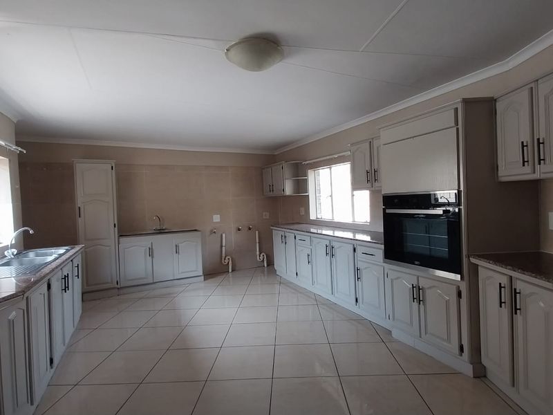 Luxurious 5-Bedroom Home in Trichardt - Photo 5