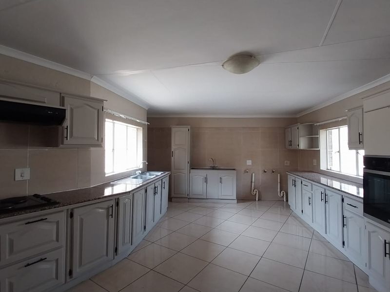 Luxurious 5-Bedroom Home in Trichardt - Photo 4