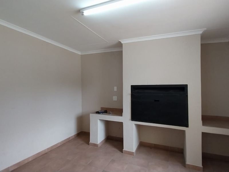 Luxurious 5-Bedroom Home in Trichardt - Photo 9