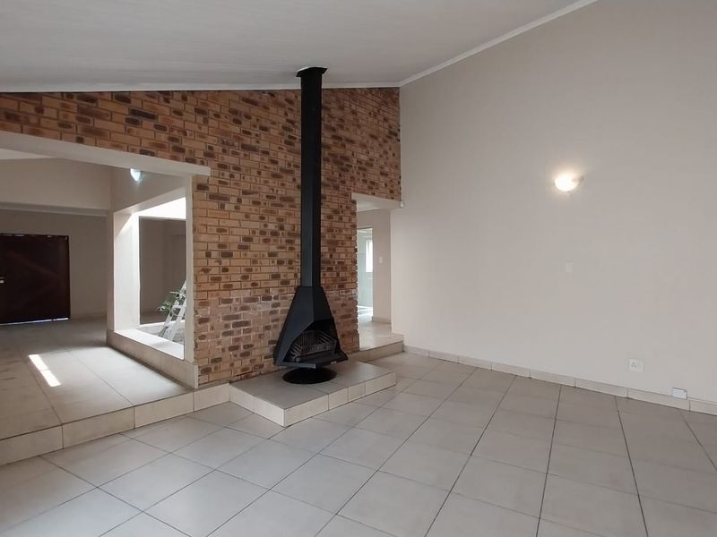 Luxurious 5-Bedroom Home in Trichardt - Photo 8