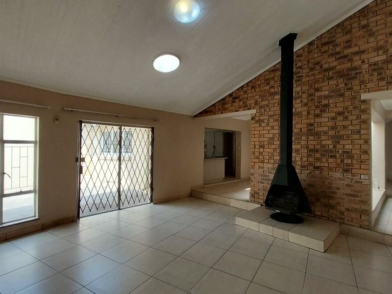 Luxurious 5-Bedroom Home in Trichardt - Photo 7