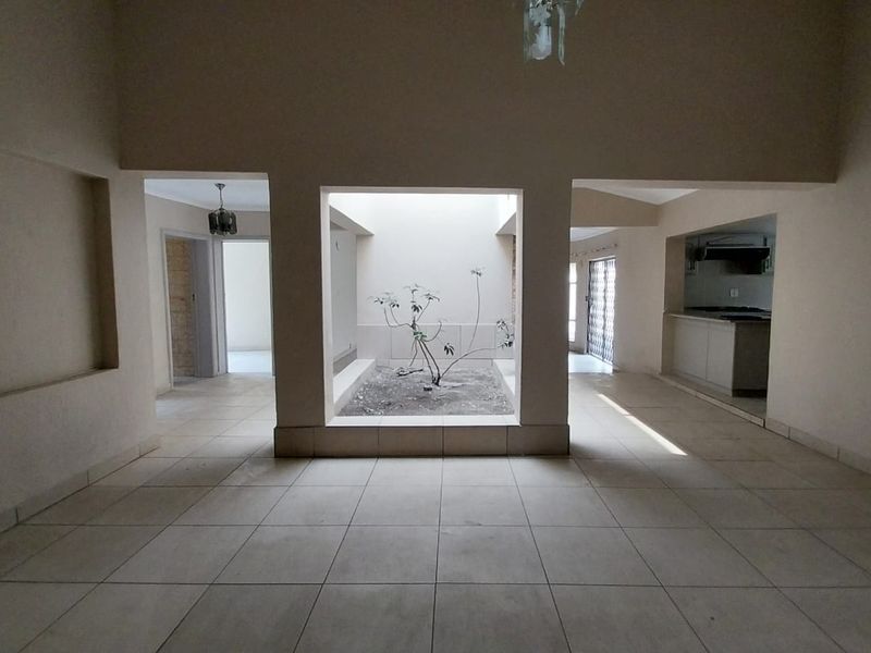 Luxurious 5-Bedroom Home in Trichardt - Photo 2