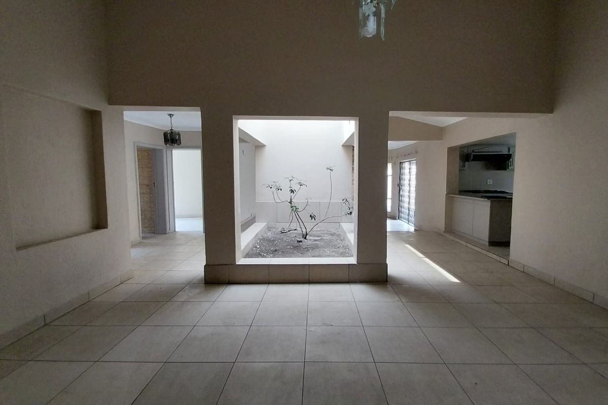 Luxurious 5-Bedroom Home in Trichardt - Photo 2