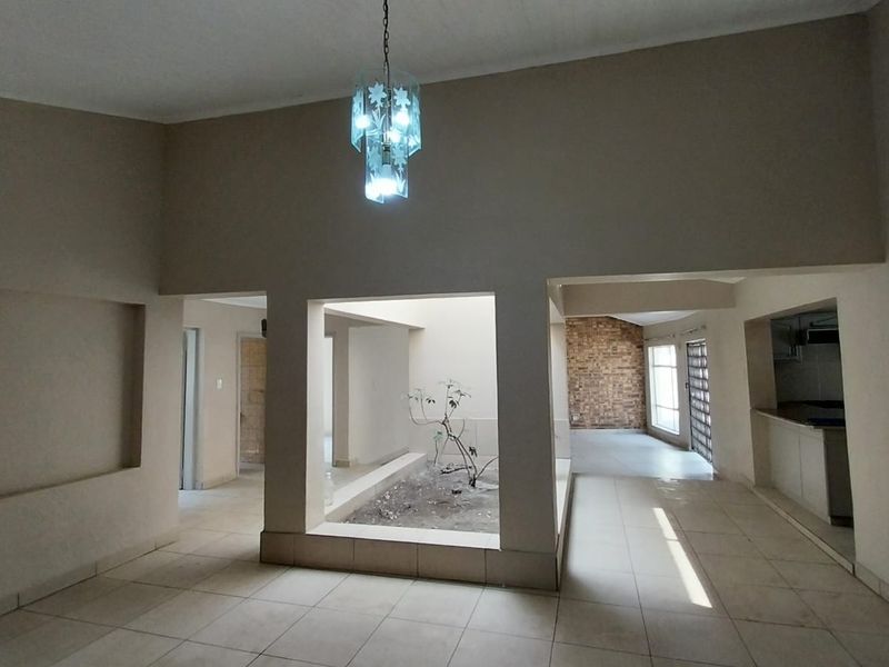Luxurious 5-Bedroom Home in Trichardt - Photo 3