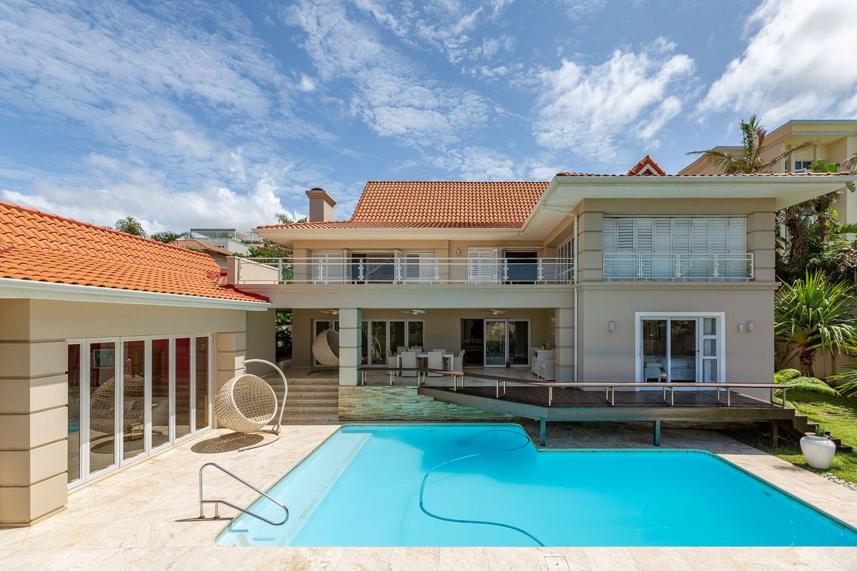 Luxury Beachfront Mansion – A Tropical Oasis of Elegance - Photo 3