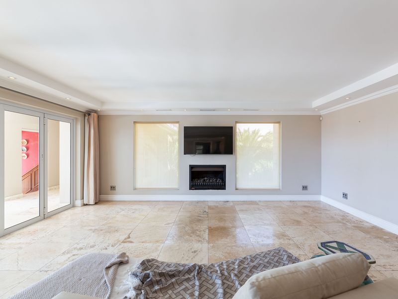 Luxury Beachfront Mansion – A Tropical Oasis of Elegance - Photo 8