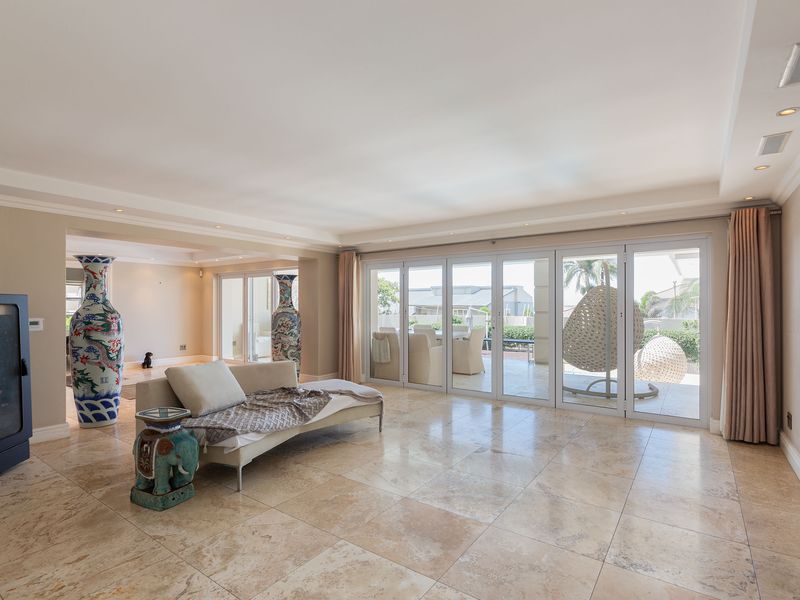 Luxury Beachfront Mansion – A Tropical Oasis of Elegance - Photo 7