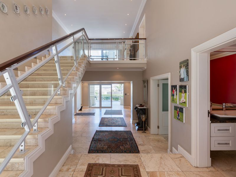 Luxury Beachfront Mansion – A Tropical Oasis of Elegance - Photo 6