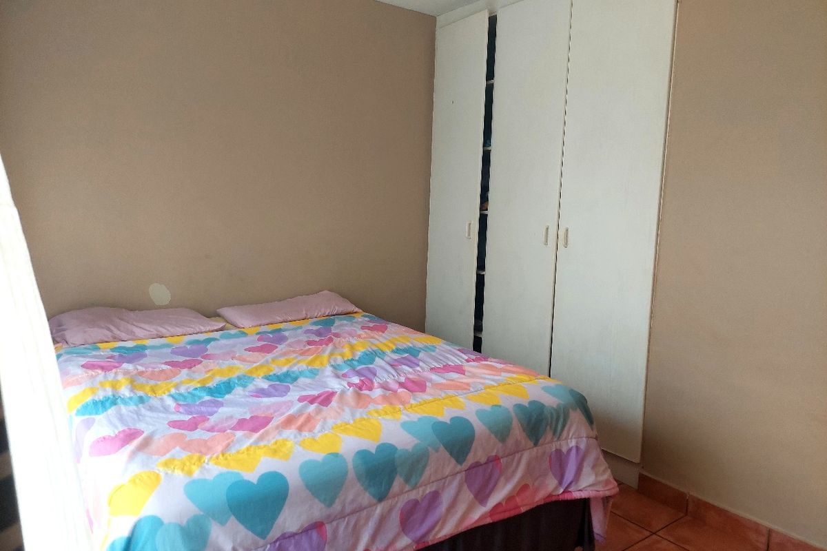 Neat 2 Bedroom Ground Floor Unit  !!! - Photo 4