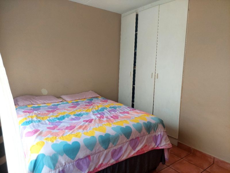 Neat 2 Bedroom Ground Floor Unit  !!! - Photo 4