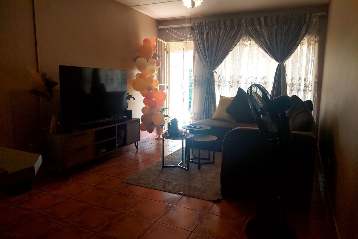 Neat 2 Bedroom Ground Floor Unit  !!! - Photo 3