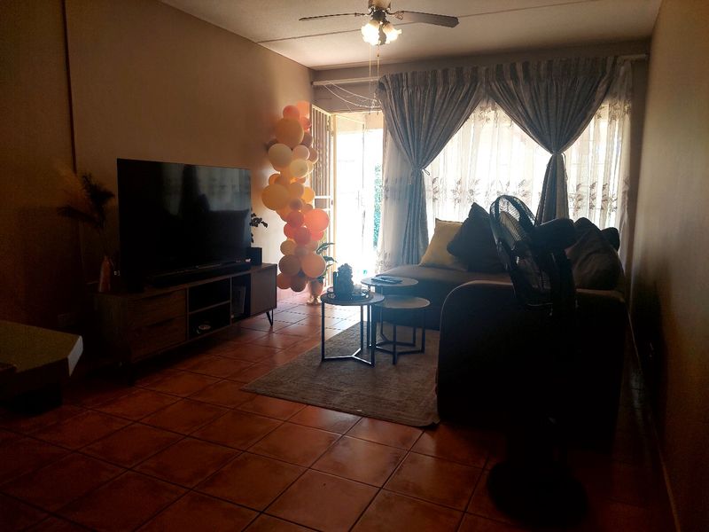 Neat 2 Bedroom Ground Floor Unit  !!! - Photo 3
