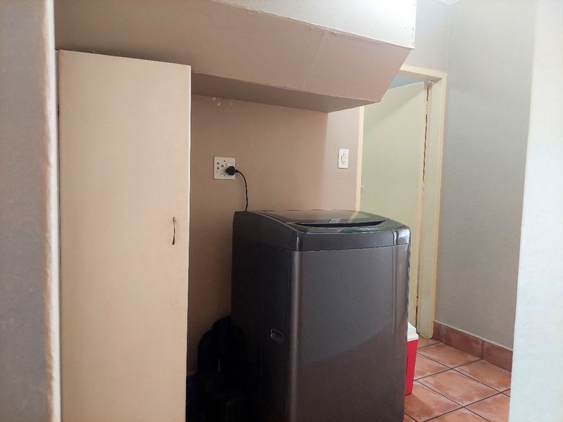 Neat 2 Bedroom Ground Floor Unit  !!! - Photo 10