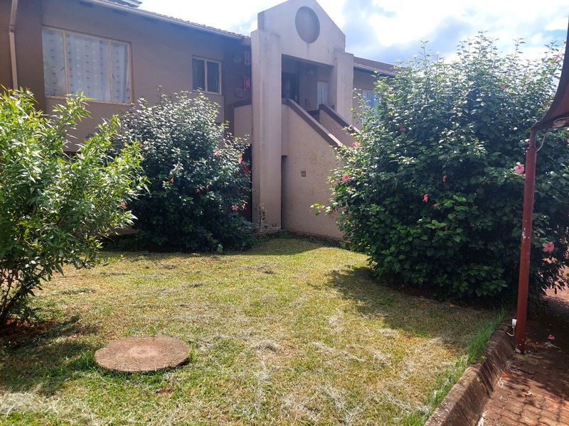 Neat 2 Bedroom Ground Floor Unit  !!! - Photo 1