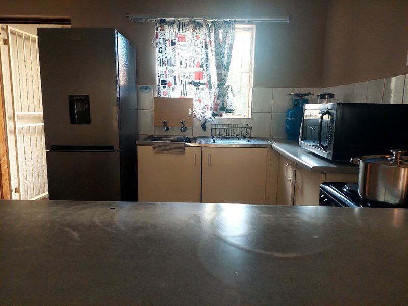 Neat 2 Bedroom Ground Floor Unit  !!! - Photo 9