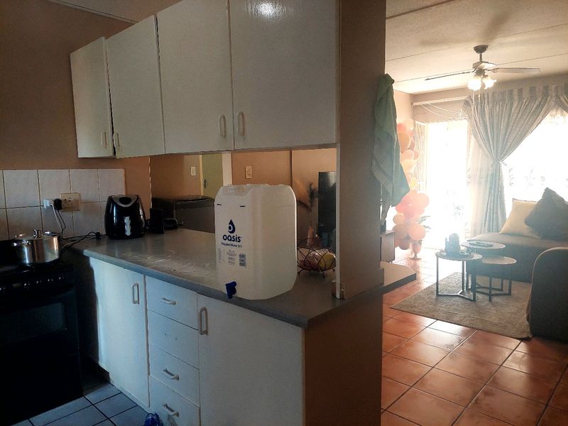 Neat 2 Bedroom Ground Floor Unit  !!! - Photo 8