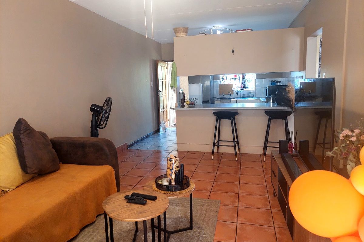 Neat 2 Bedroom Ground Floor Unit  !!! - Photo 2
