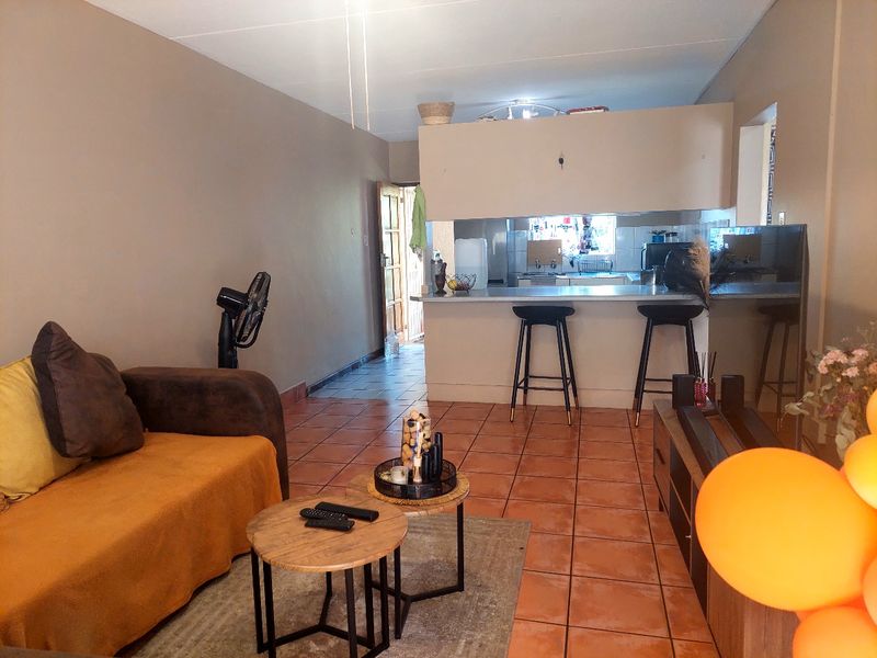 Neat 2 Bedroom Ground Floor Unit  !!! - Photo 2