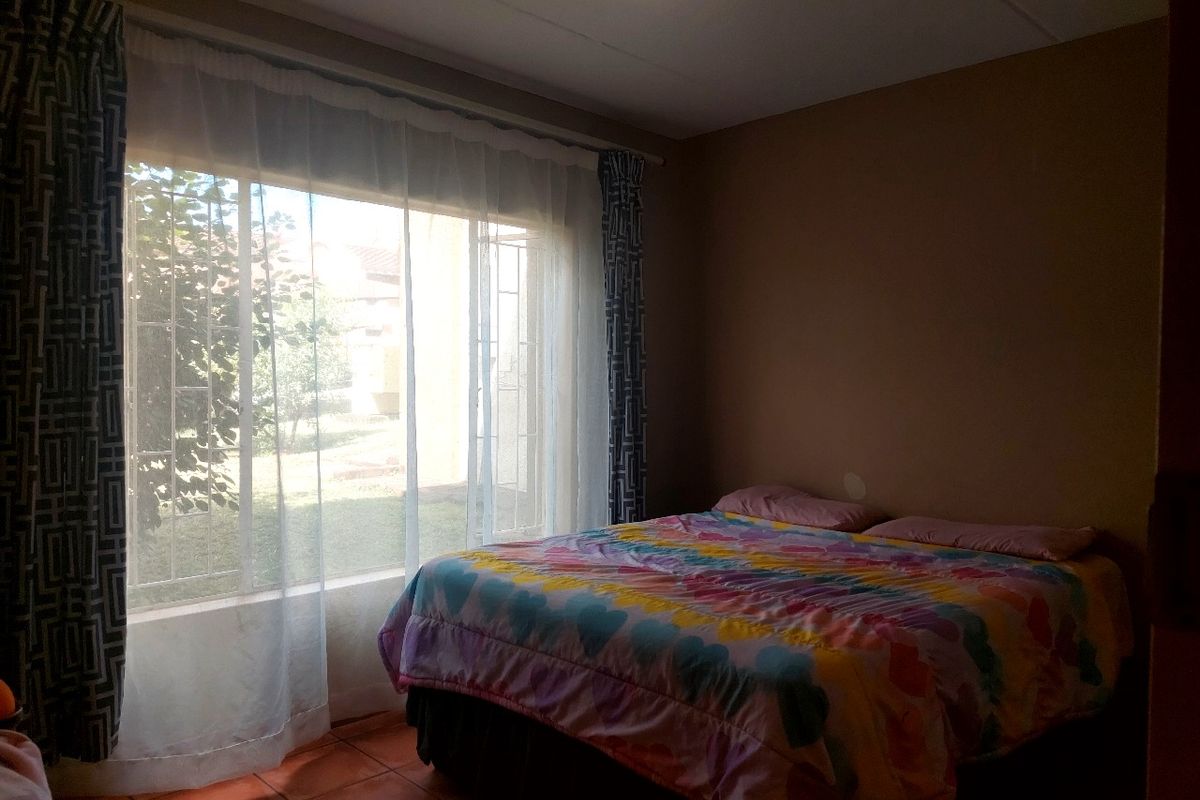 Neat 2 Bedroom Ground Floor Unit  !!! - Photo 5