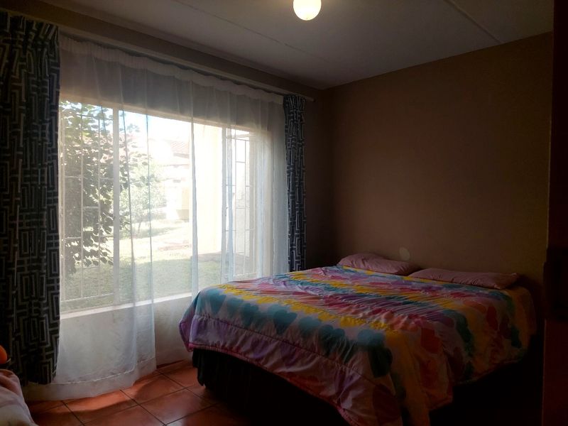 Neat 2 Bedroom Ground Floor Unit  !!! - Photo 5