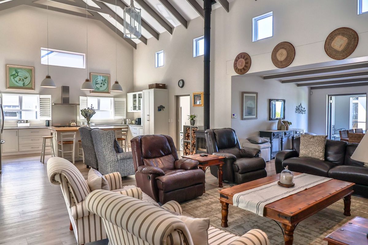 Elegant 4-Bedroom Home in Sought-After Bosplasie, Onrus - Photo 4