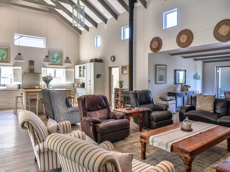Elegant 4-Bedroom Home in Sought-After Bosplasie, Onrus - Photo 4