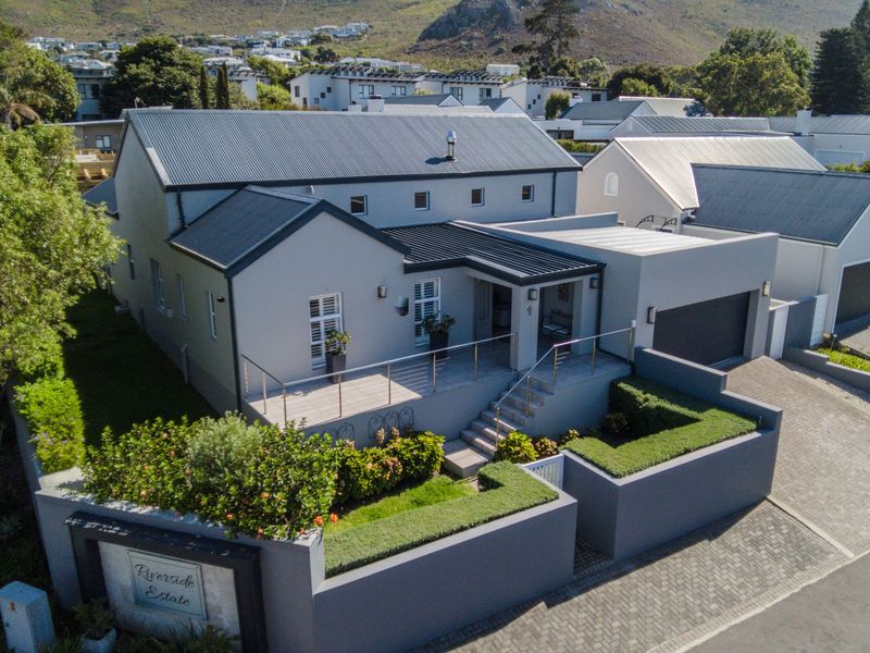Elegant 4-Bedroom Home in Sought-After Bosplasie, Onrus - Photo 1