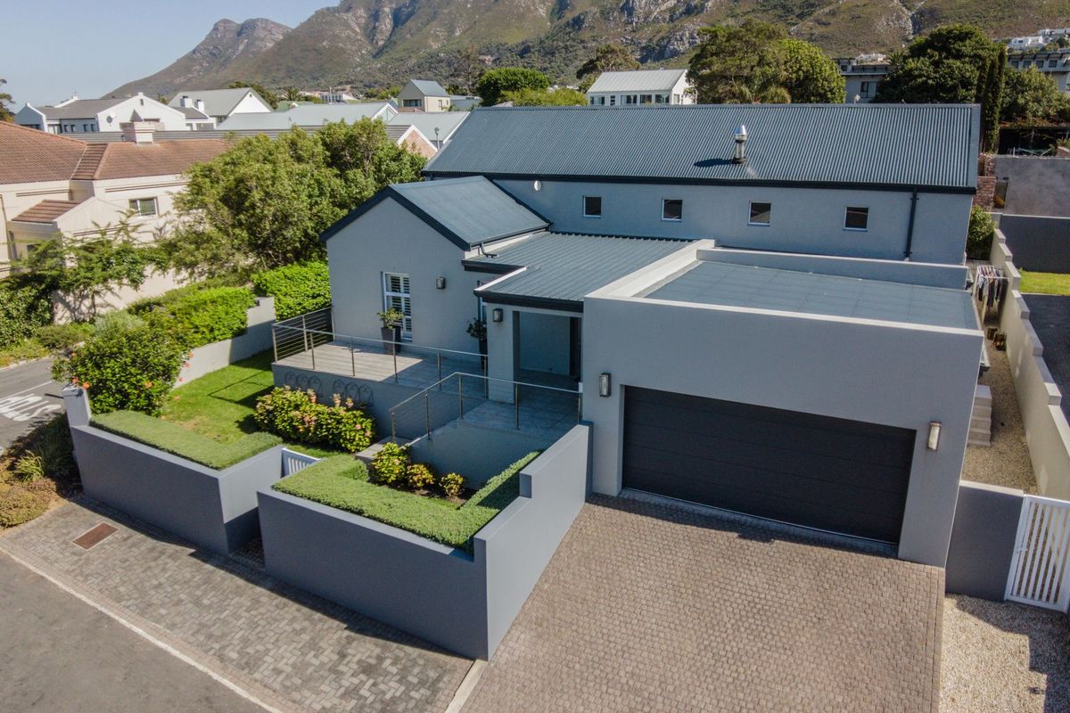 Elegant 4-Bedroom Home in Sought-After Bosplasie, Onrus - Photo 2