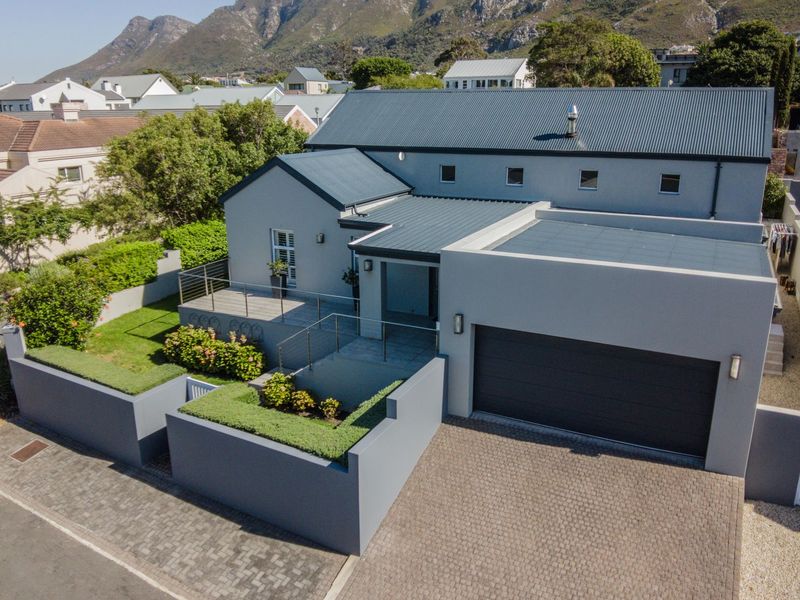 Elegant 4-Bedroom Home in Sought-After Bosplasie, Onrus - Photo 2