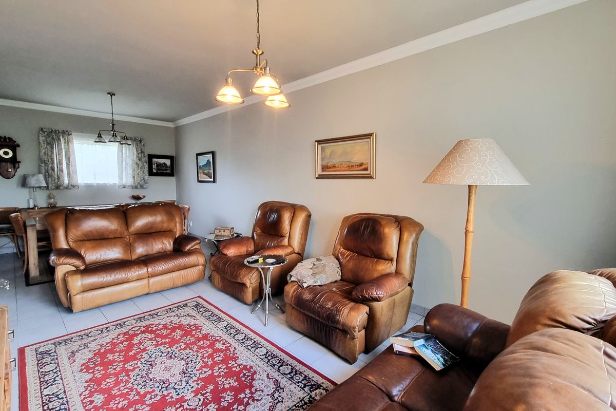 Beautiful, spacious 3 Bed, 2 Bath Apartment- Denlee - Photo 4