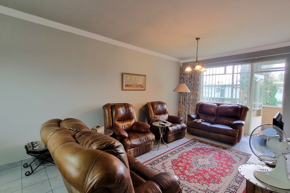 Beautiful, spacious 3 Bed, 2 Bath Apartment- Denlee - Photo 5