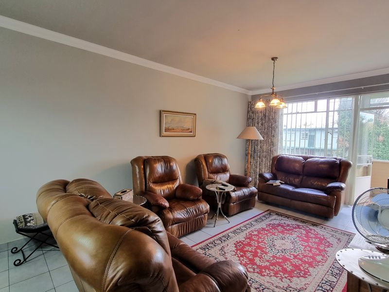 Beautiful, spacious 3 Bed, 2 Bath Apartment- Denlee - Photo 5