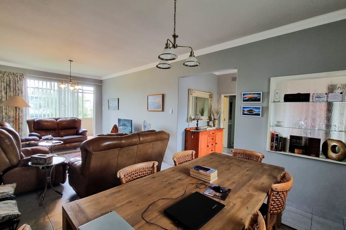 Beautiful, spacious 3 Bed, 2 Bath Apartment- Denlee - Photo 2