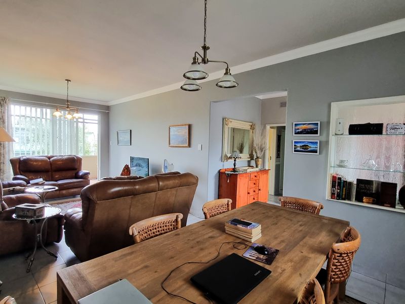 Beautiful, spacious 3 Bed, 2 Bath Apartment- Denlee - Photo 2