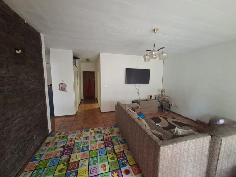 SPACIOUS GROUND FLOOR CORNER FLAT / APARTMENT IN NEAT COMPLEX, LEWISHAM - Photo 8