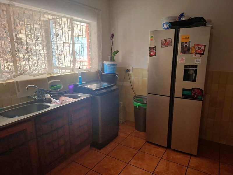 SPACIOUS GROUND FLOOR CORNER FLAT / APARTMENT IN NEAT COMPLEX, LEWISHAM - Photo 4