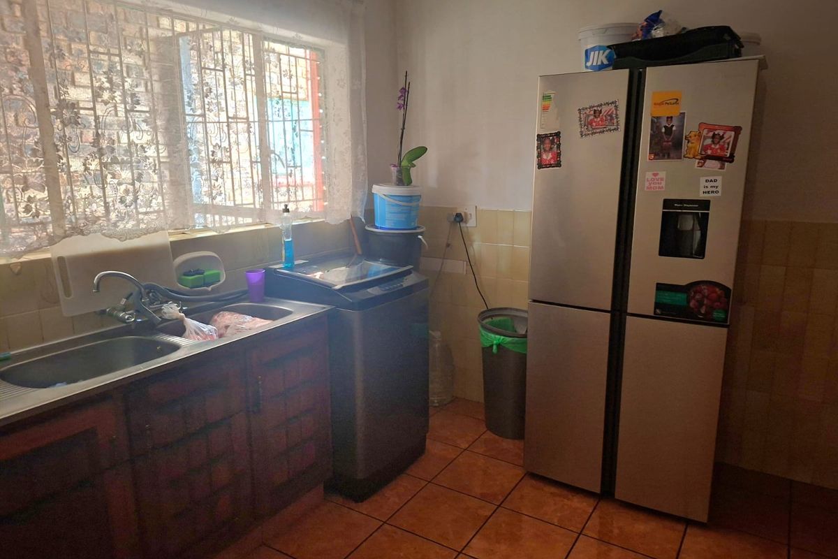 SPACIOUS GROUND FLOOR CORNER FLAT / APARTMENT IN NEAT COMPLEX, LEWISHAM - Photo 4