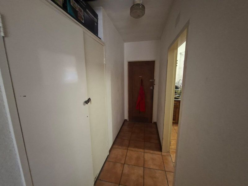 SPACIOUS GROUND FLOOR CORNER FLAT / APARTMENT IN NEAT COMPLEX, LEWISHAM - Photo 3