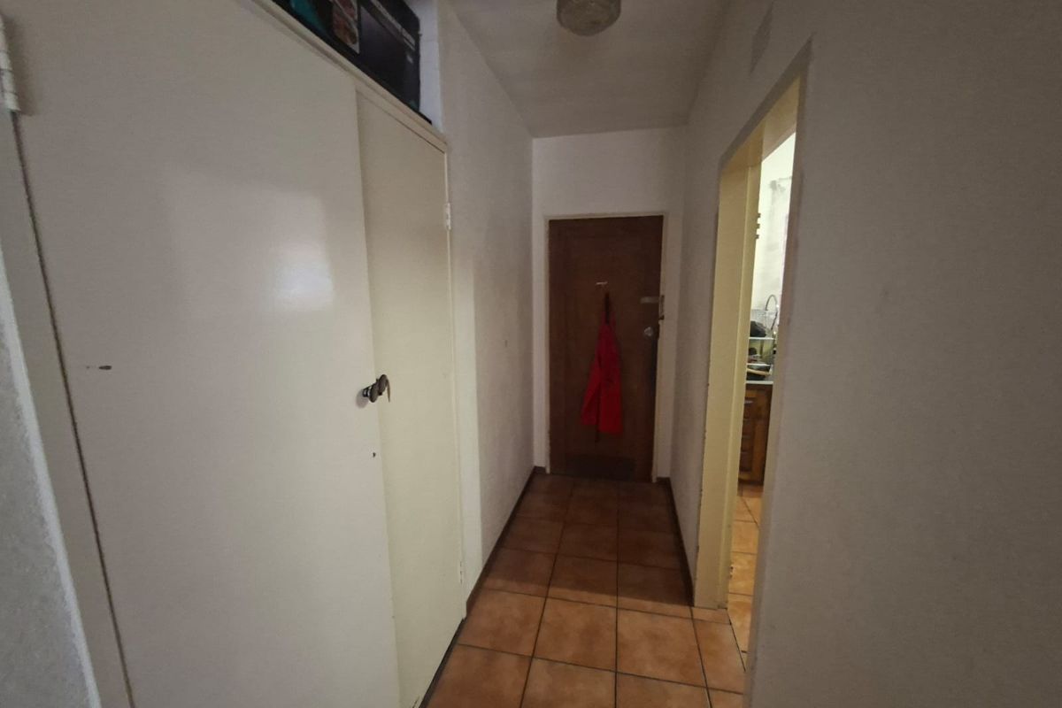 SPACIOUS GROUND FLOOR CORNER FLAT / APARTMENT IN NEAT COMPLEX, LEWISHAM - Photo 3
