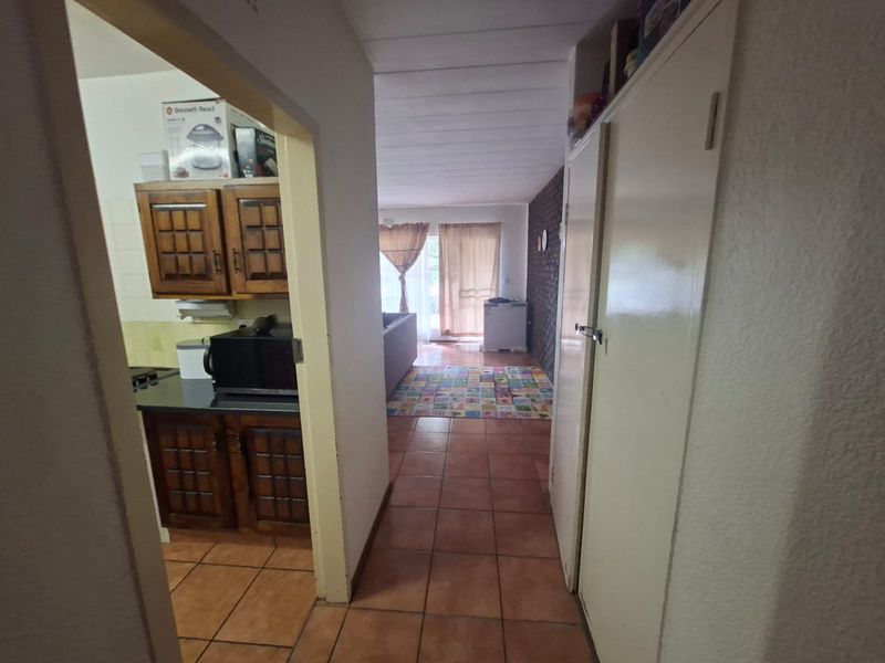 SPACIOUS GROUND FLOOR CORNER FLAT / APARTMENT IN NEAT COMPLEX, LEWISHAM - Photo 2