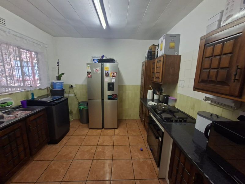 SPACIOUS GROUND FLOOR CORNER FLAT / APARTMENT IN NEAT COMPLEX, LEWISHAM - Photo 5